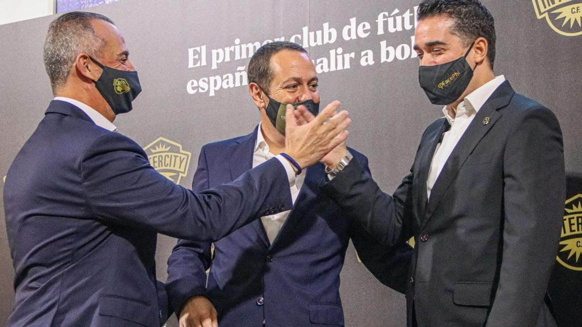 Perfecto Palacio, Salvador Martí y Javier Mira tras el toque de la campana durante el acto de entrada en Bolsa del club alicantino, celebrado ayer en Madrid. | CF INTERCITY