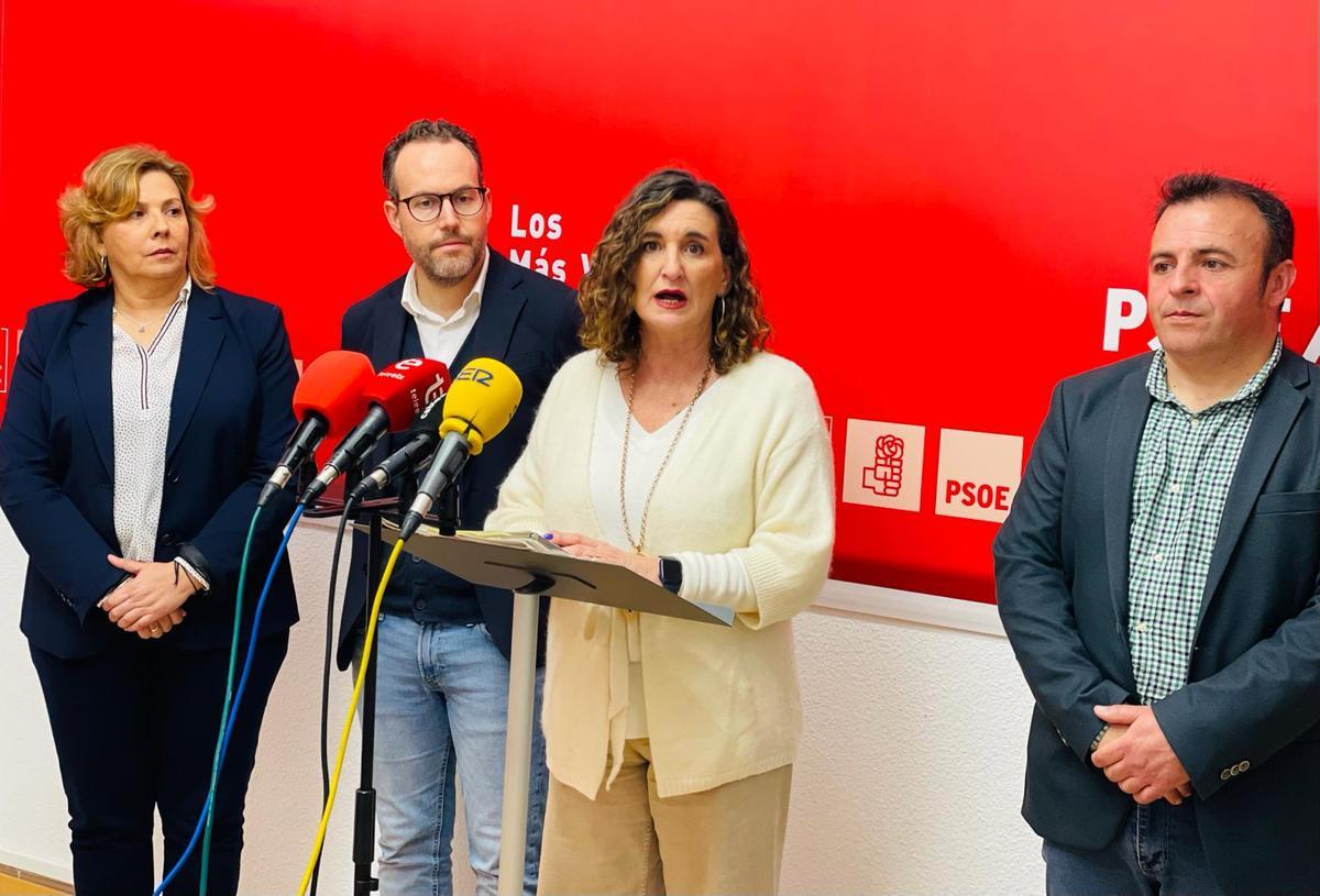 Los diputados autonómicos del PSOE, Mercedes Caballero, Ramón Abad y Maite García, junto al portavoz municipal Héctor Díez