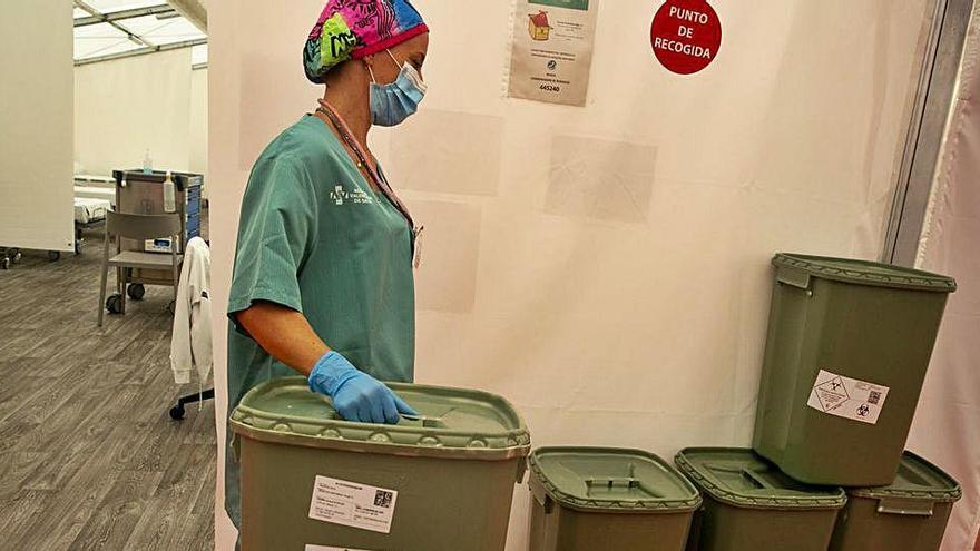 Los residuos se almacenan en contenedores etiquetados antes de ser trasladados a una planta de tratamiento para su desinfección.