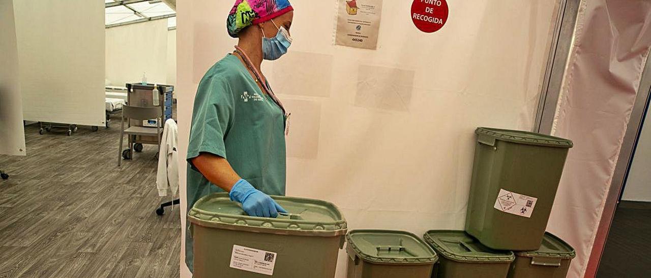 Los residuos se almacenan en contenedores etiquetados antes de ser trasladados a una planta de tratamiento para su desinfección.