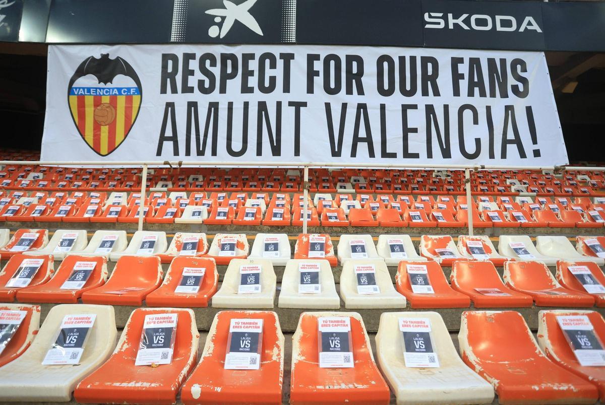 Pancarta contra las acusaciones de racismo a la afición del Valencia CF.