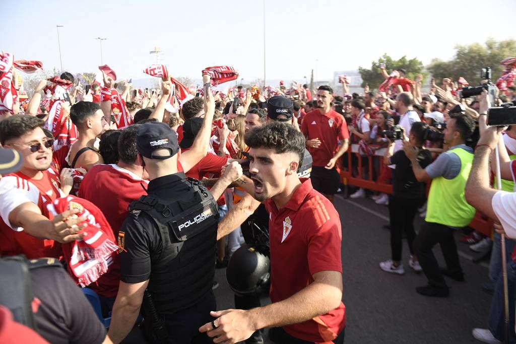 Recibimiento de la afición al Real Murcia antes del partido ante el Nástic