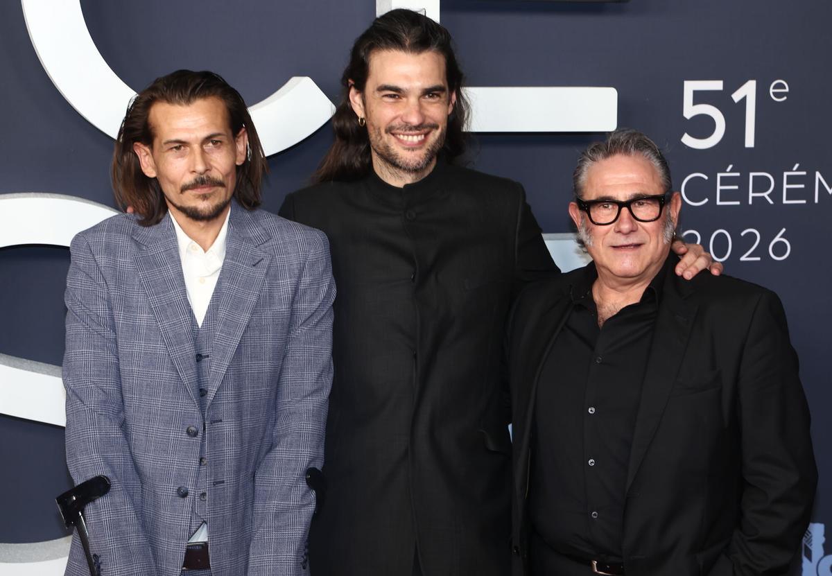 Tonin Janvier, Oliver Laxe y Sergi Lopez llegan a la ceremonia de los premios César número 51, celebrada en la sala de conciertos Olympia en París, Francia.
