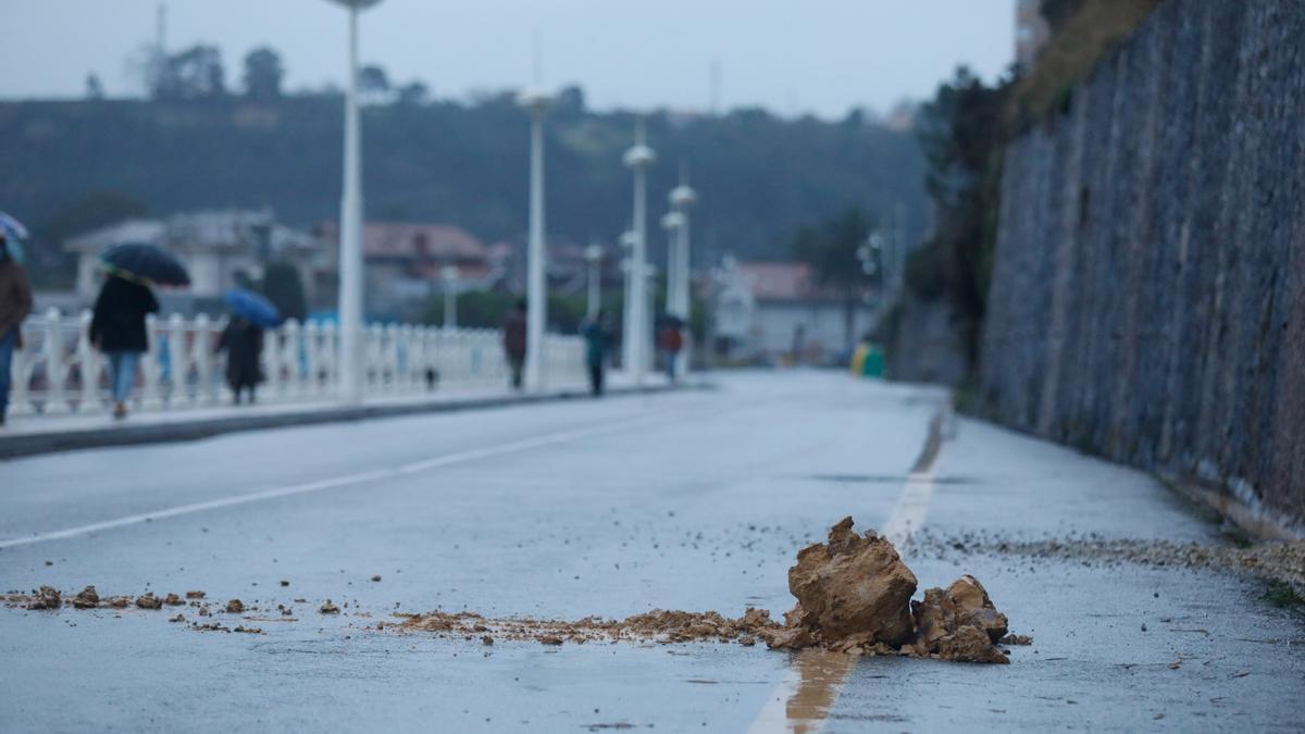 Desperfectos en el paseo de Salinas