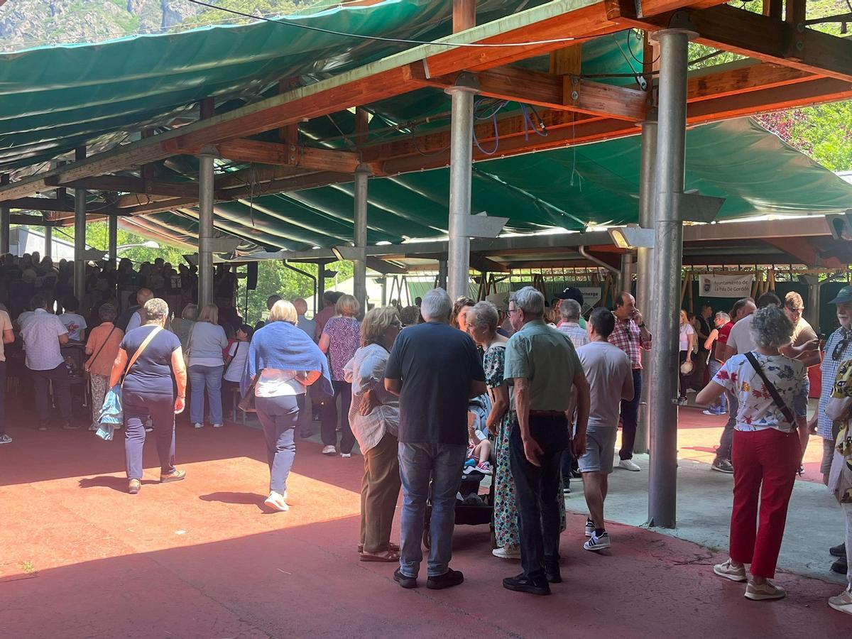 En imágenes: Mucho público en Somiedo en el encuentro de las "polas" asturianas y leonesas