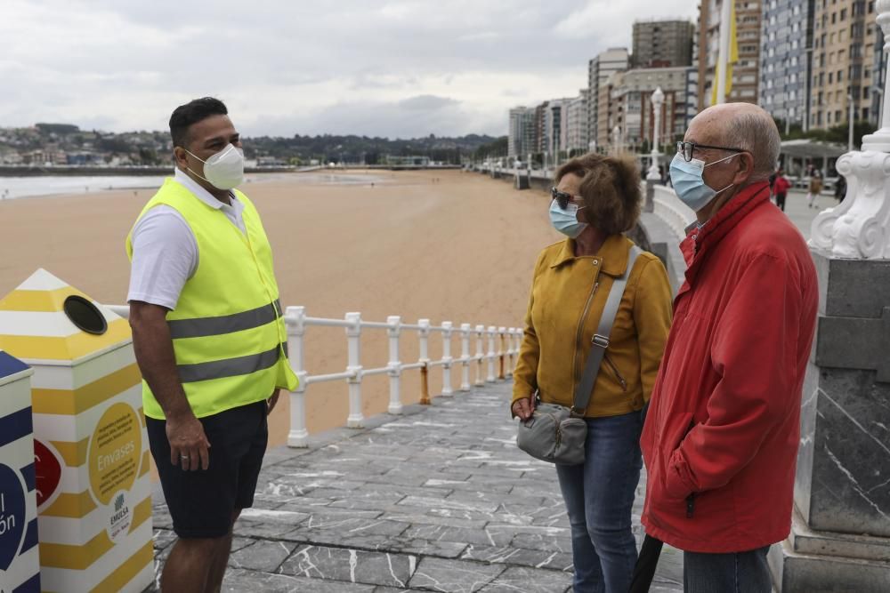 Primer día de los controladores de la playa de Gijón