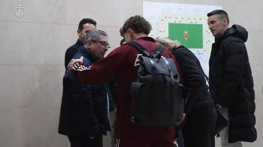 Víctor Muñoz firma un debut soñado con España: golazo y ovación ante Serbia en La Cerámica