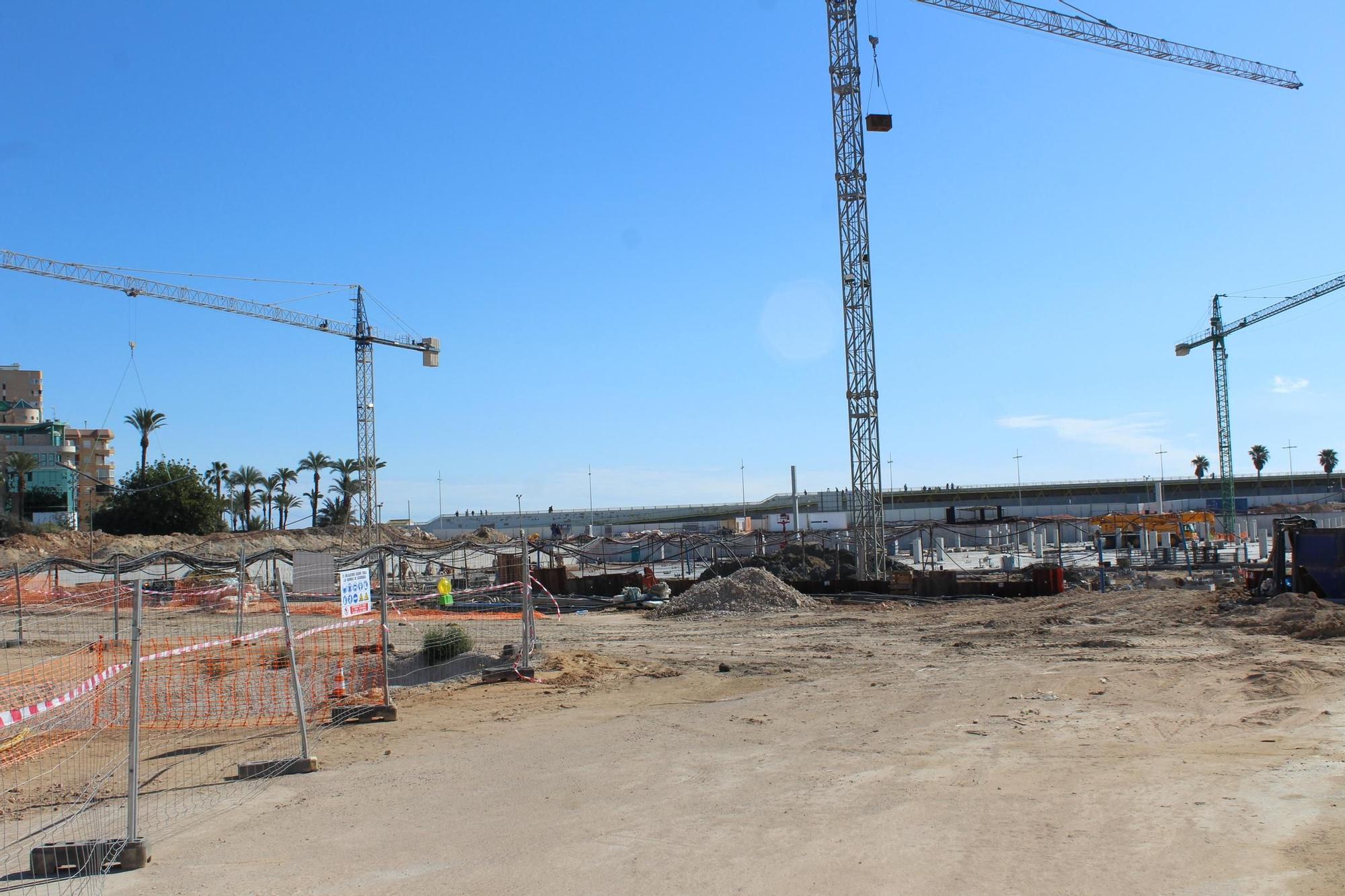 Obras del colector de pluviales de la rambla Juan Mateo y la nueva zona de ocio de Torrevieja en el puerto