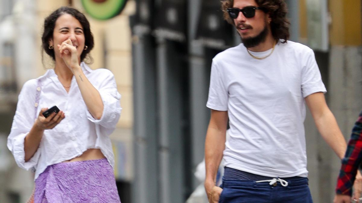 Kiki Morente paseando con una amiga por las calles de Madrid
