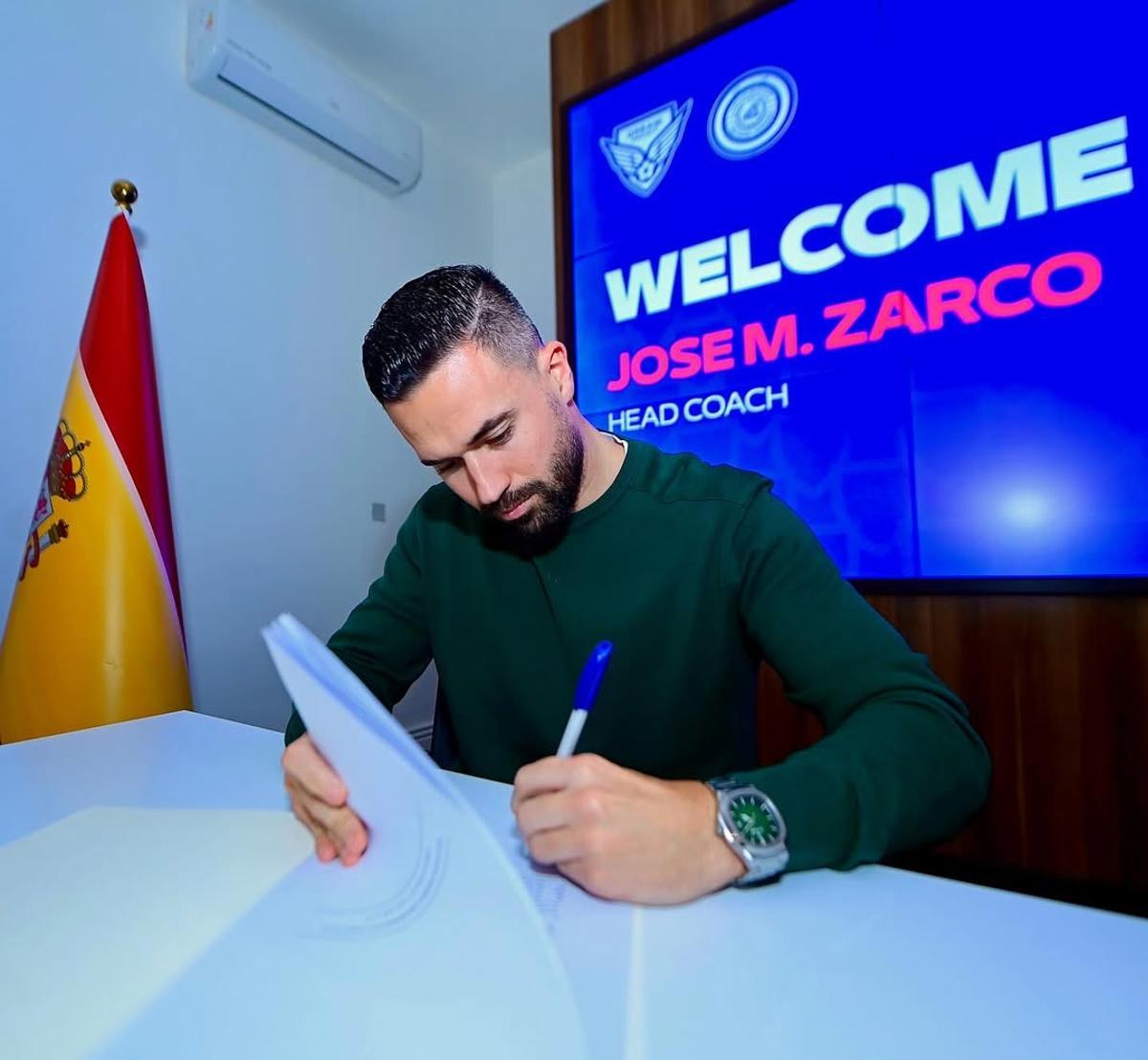 José María Zarco firmando el contrato hasta diciembre del 2026 con la selección iraquí.