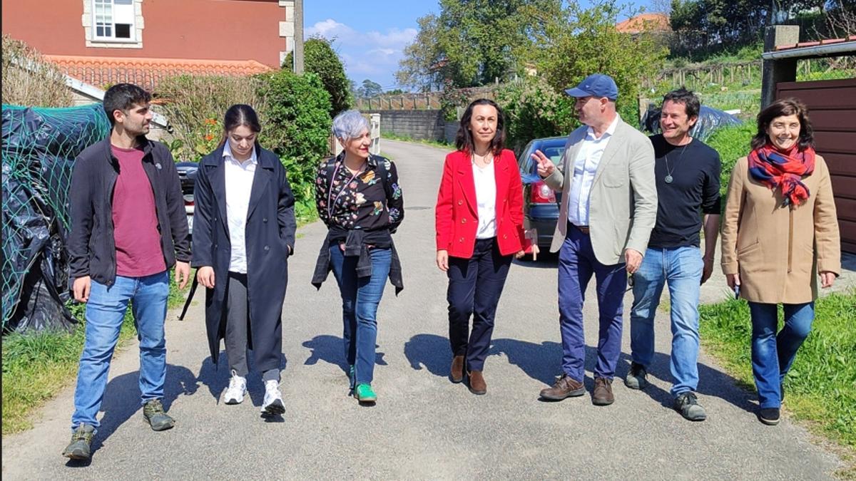 La visita de María Ramallo, ayer en Cela, con representantes del Concello de Bueu.