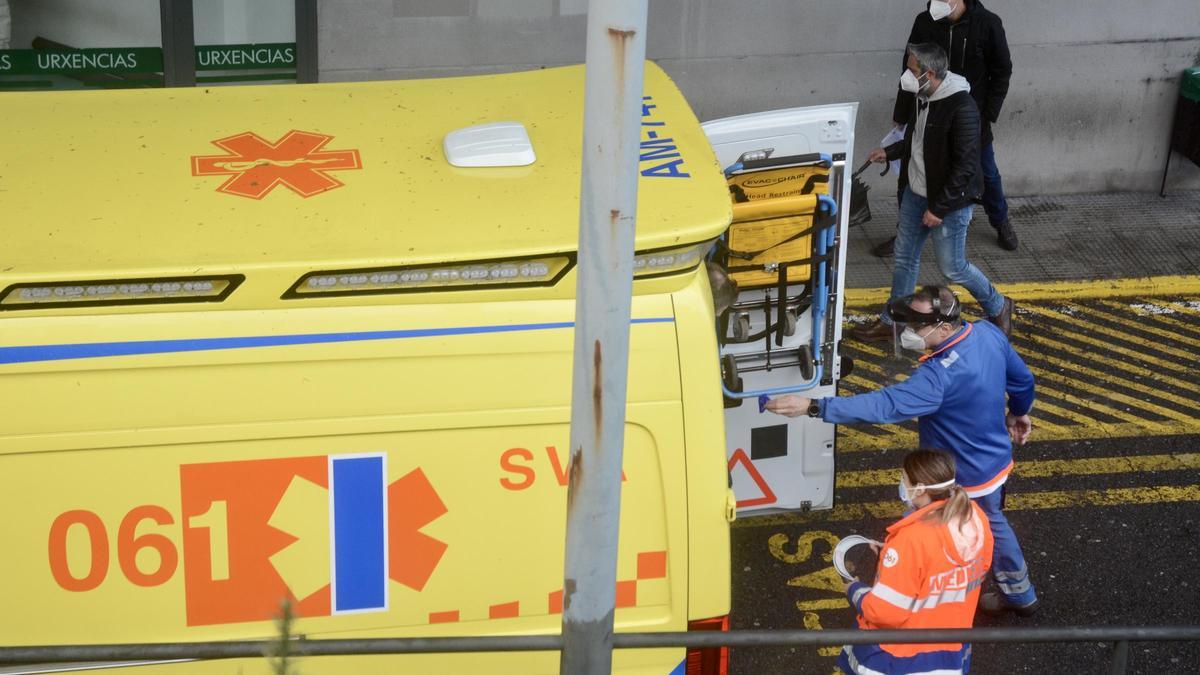 Profesionales sanitarios trabajan a la llegada de una ambulancia a Montecelo.