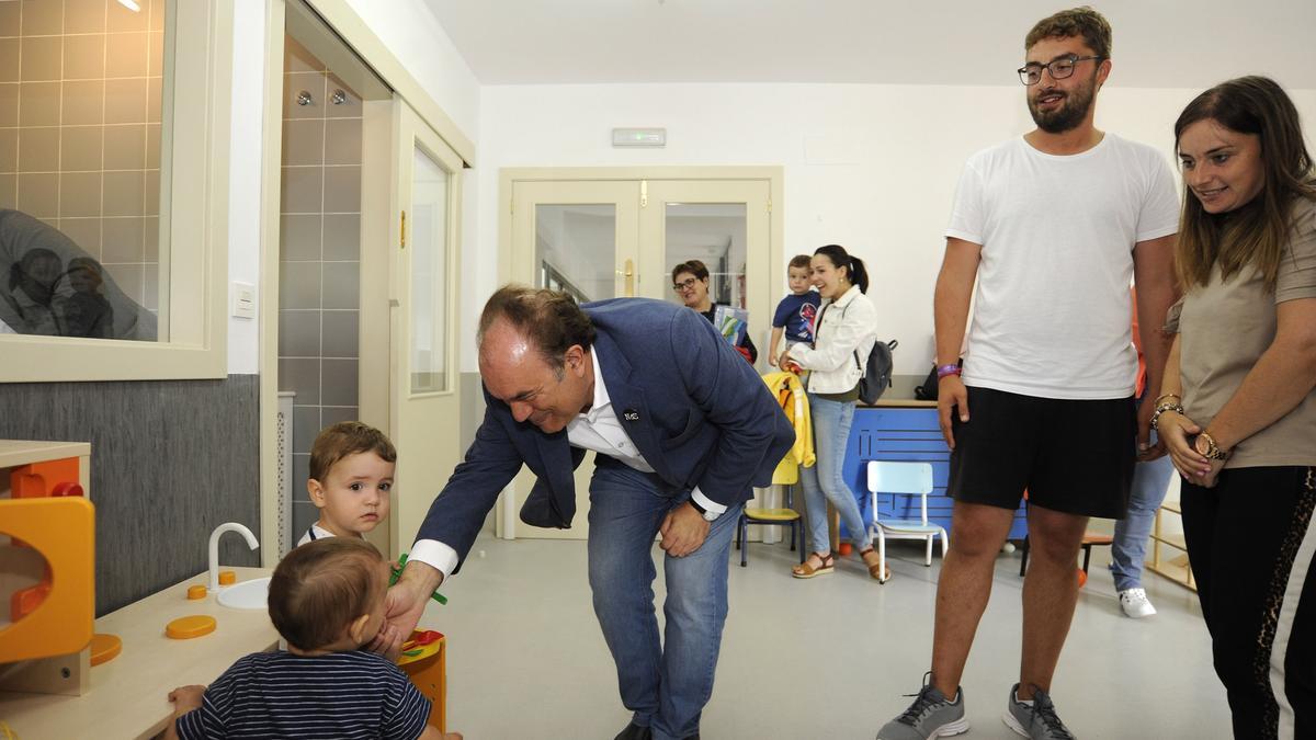 Foto de archivo de la visita del gerente del Consorcio a una escuela infantil.