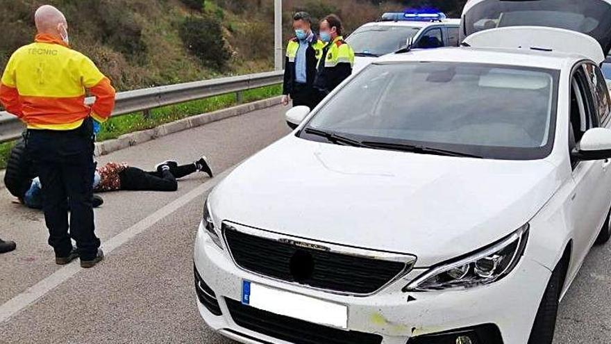 El moment de la detenció d&#039;un dels lladres a l&#039;AP-7.