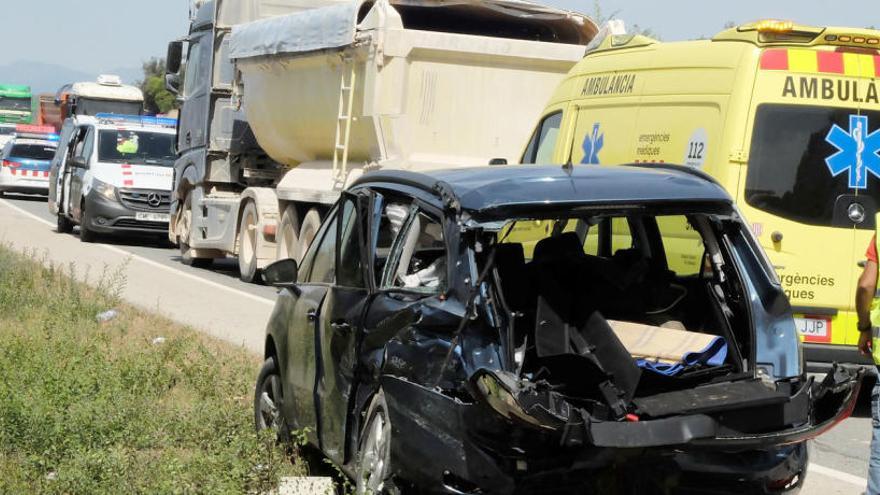 Tres ferits en un xoc entre un camió i un cotxe a Maià