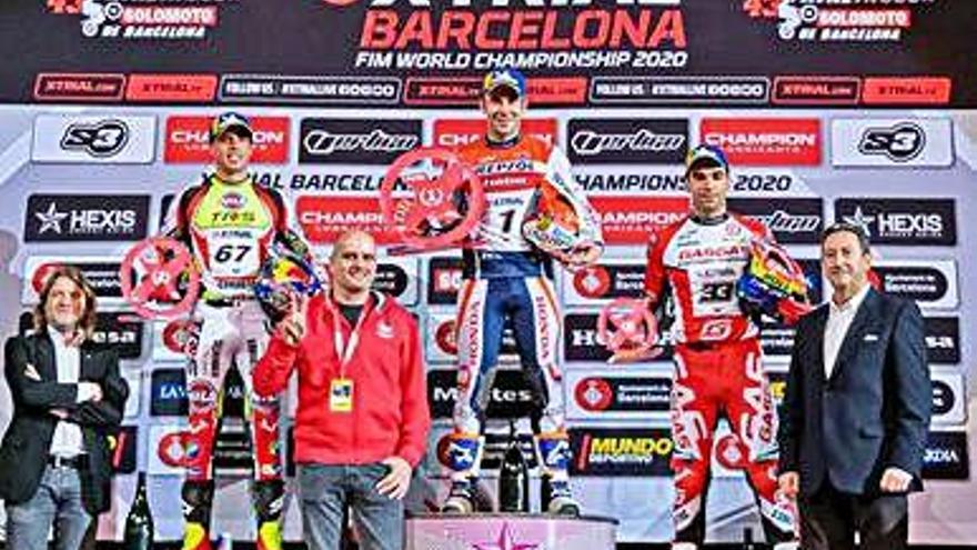 Toni Bou (centre) al podi amb Adam Raga (esquerra) i Jorge Casales