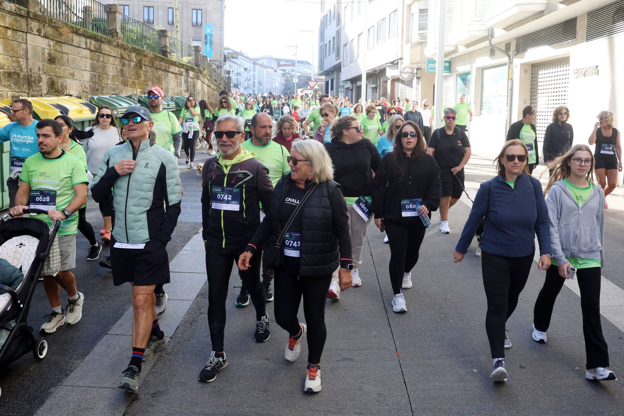 Dos mil setecientos participantes convirtieron la Marcha contra el cáncer de Pontevedra en la más multitudinaria de Galicia