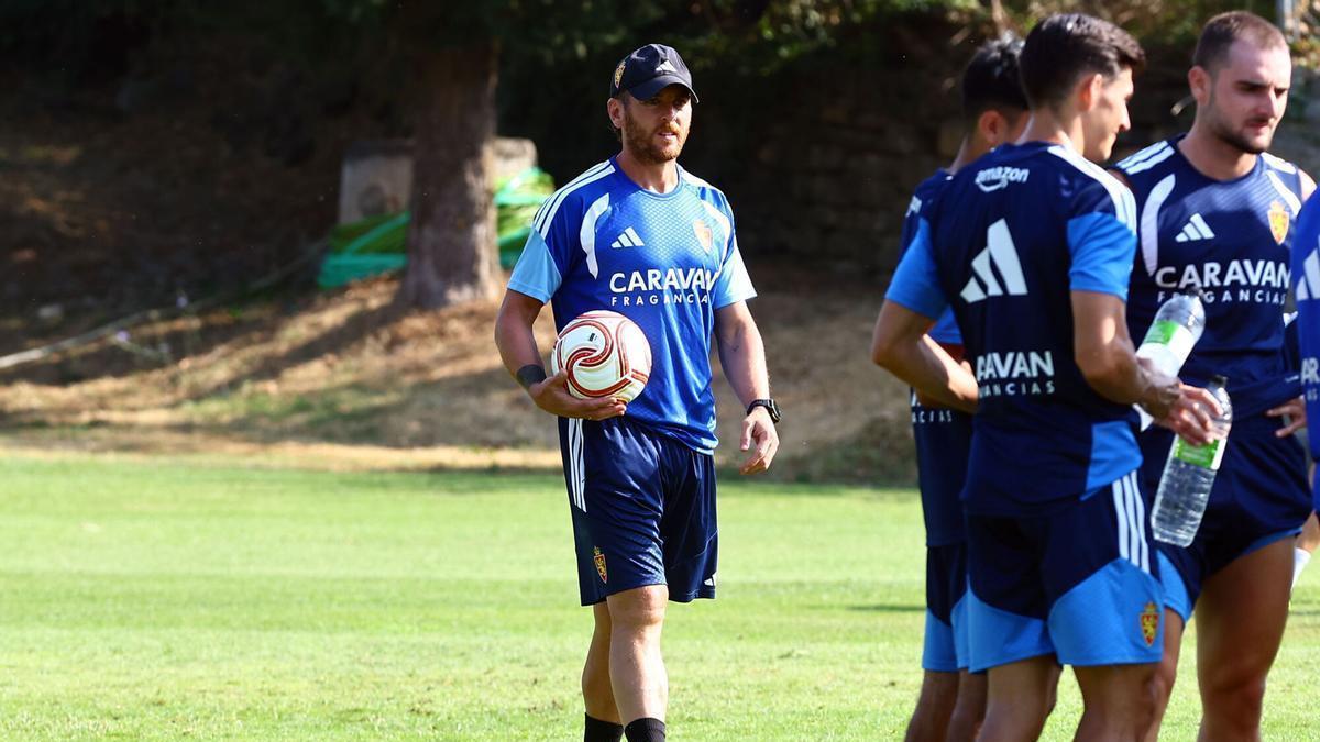 Ibai observa a un grupo de jugadores en el entrenamiento de este miércoles en Boltaña.