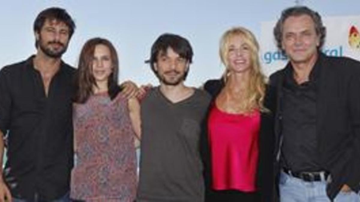 Los actores Hugo Silva, Aura Garrido, el director Oriol Paulo, Belén Rueda y José Coronado durante el 'photocall' dela película'El Cuerpo'.