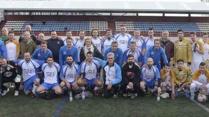 Los integrantes de los cuatro equipos posan antes de inciciar el torneo.