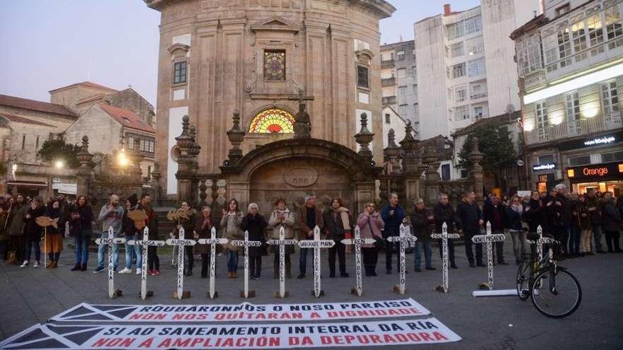 Una concentración en la plaza de la Peregrina contra la ampliación de la planta. // Rafa Vázquez