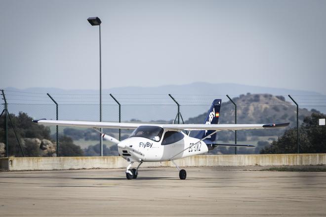 En imágenes | Este es el estado actual del aeropuerto Huesca-Pirineos, el menos utilizado de España