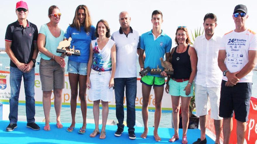 Sara González (3ªi) y Alejandro Candela (4ºd), con los trofeos.