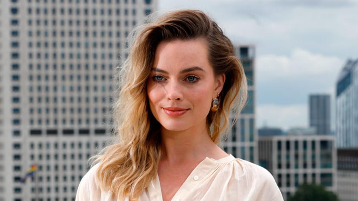 Margot Robbie con camisa y pantalón blanco en la presentación en Londres de 'Érase una vez... en Hollywood'