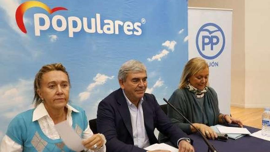 Por la izquierda, Paloma Gázquez, Mariano Marín y Mercedes Fernández, durante su comparecencia en la sede del partido en Gijón.