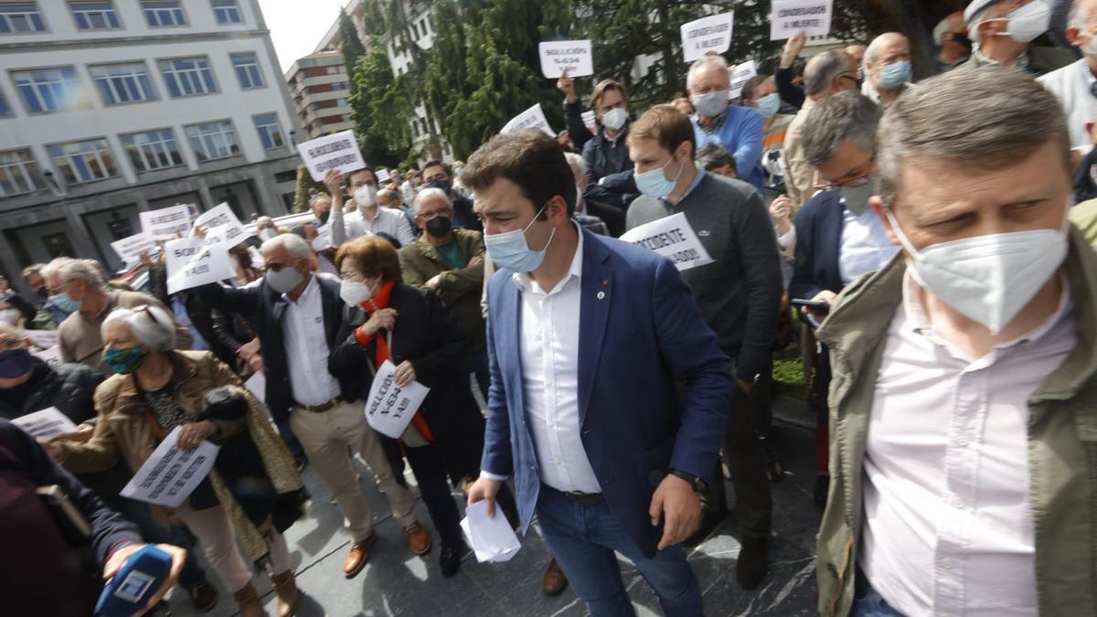 Caravana-manifestación frente a la Delegación del Gobierno para pedir una solución al "argayón" de Salas