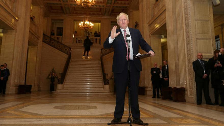 Boris Johnson, ayer en una rueda de prensa en Belfast, Irlanda del Norte.