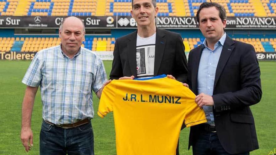 El asturiano Muñiz, en el centro, durante su presentación como técnico del Alcorcón.