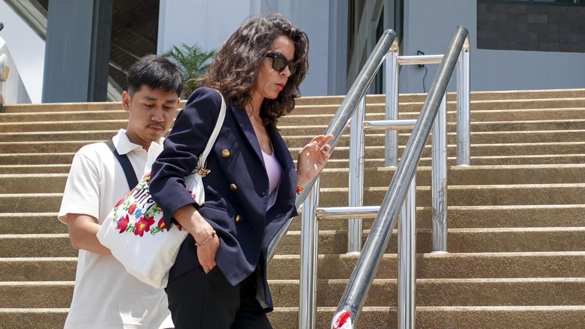 SAMUI (TAILANDIA), 23/04/2024.- La analista de inversiones Silvia Bronchalo sale del tribunal de Samui este martes en el marco de una nueva sesión del juicio contra su hijo, el joven español Daniel Sancho, en Tailandia por el supuesto asesinato del cirujano colombiano Edwin Arrieta. EFE/ Sitthipong Charoenjai