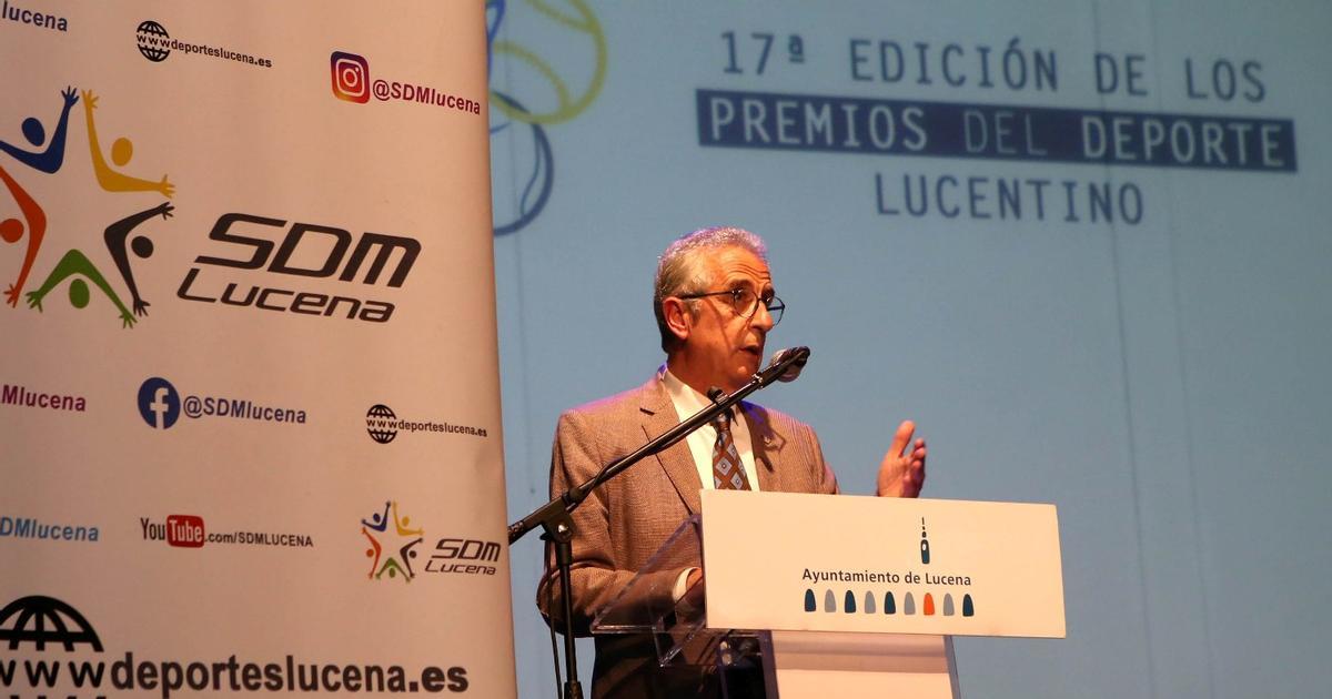 El alcalde de Lucena, Juan Pérez, dirige unas palabas durante los Premios al Deporte Lucentino.