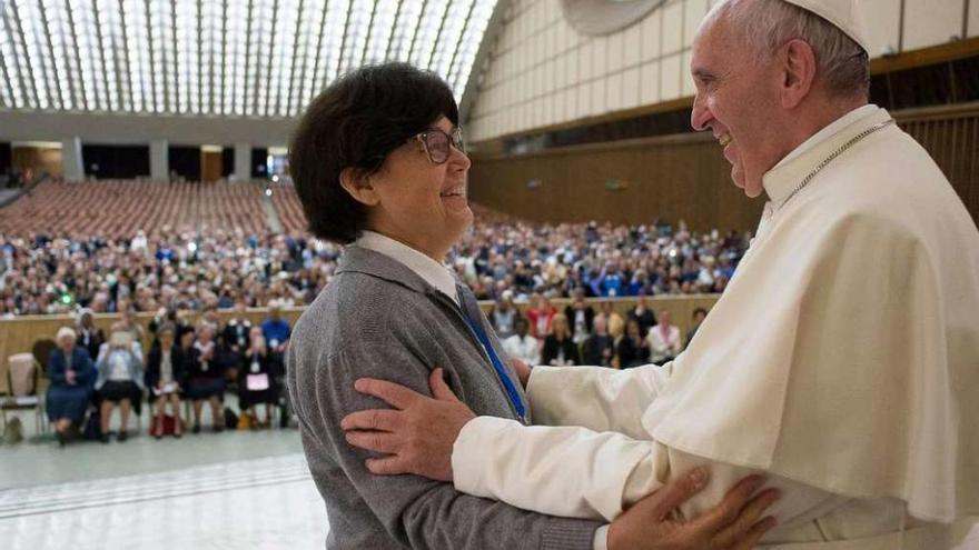 El Papa Francisco abraza a la misionera Carmen Sammut, de las religiosas de Nuestra Señora de África, durante la audiencia de ayer en la sala Pablo VI del Vaticano. // Reuters