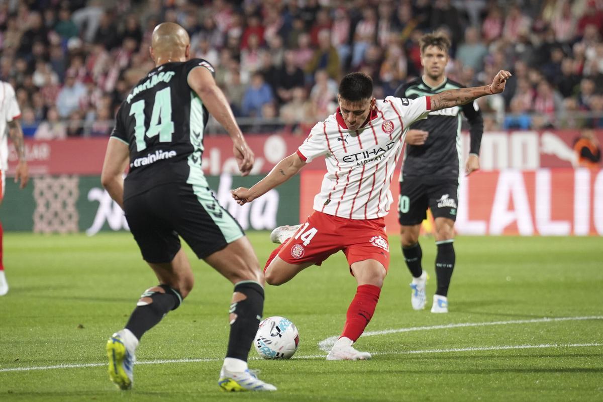 Echeverri dispara ante Amrabat en el partido de este martes en Montilivi.