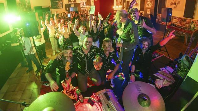 La banda en su actuación en el Trooper en Cangas.
