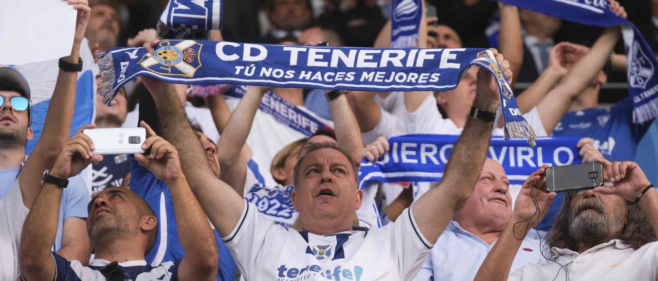 Varios aficionados del CD Tenerife animan al equipo desde la grada del Heliodoro Rodríguez López en el partido ante el Girona. | | CARSTEN W. LAURITSEN