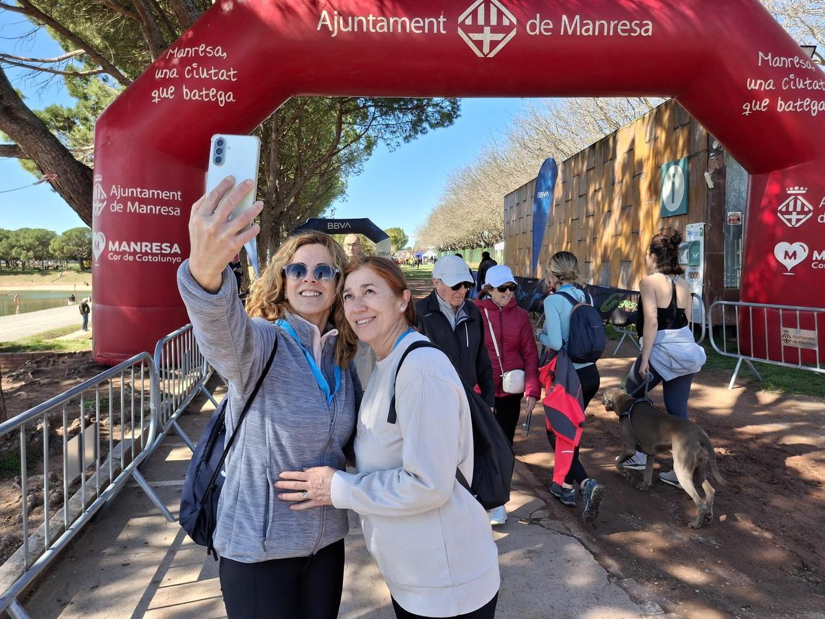La Cristina i la Francisca, de Sant Andreu de la Barca, fent-se una selfi a l'arribada a l'Agulla