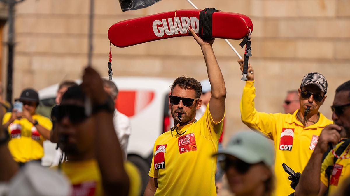 Los socorristas de Barcelona protestan contra la precariedad y la falta de personal Los socorristas de Barcelona protestan contra la precariedad y la falta de personal