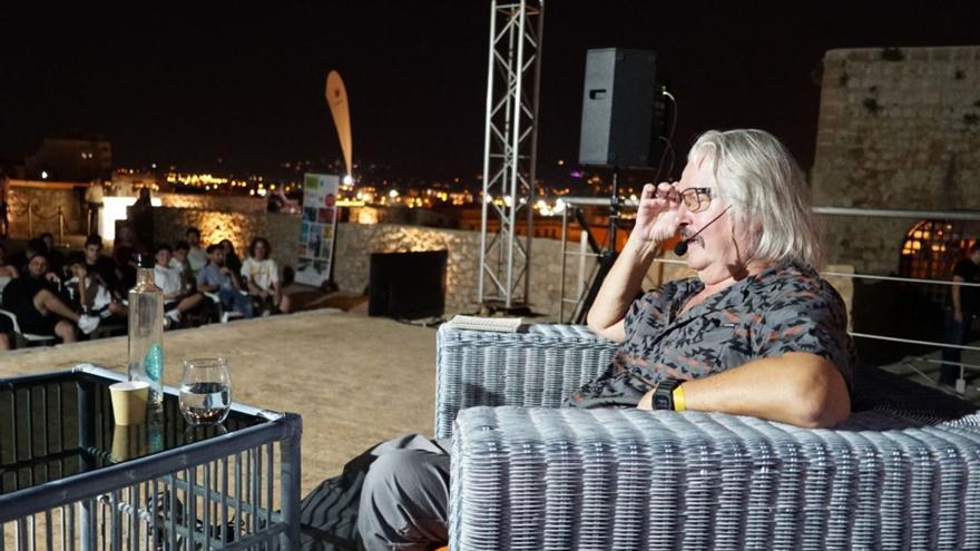 El padre del cyberpunk, Bruce Sterling, durante la entrevista en el Baluart de Sant Pere. | FOTOS: IBIZANXT