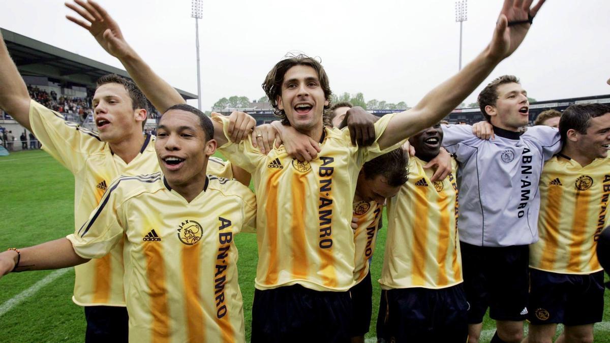 Jugadores del Ajax celebran con la goleada al Zwolle (5-0) el título de Liga del 2004.