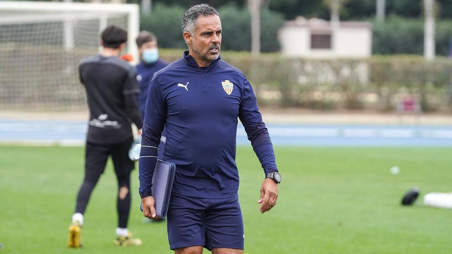 El técnico luso José Gomes durante un entrenamiento del Almería.