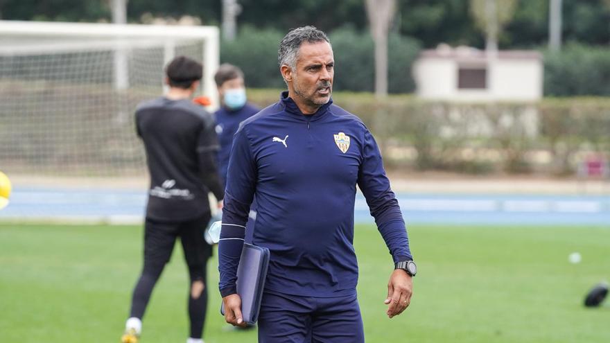 El técnico luso José Gomes durante un entrenamiento del Almería.