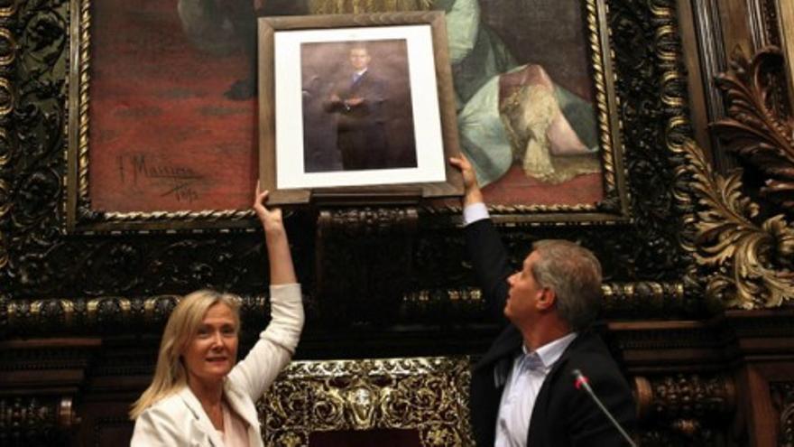 El PP trata de colgar un retrato de Felipe VI en el pleno de Barcelona