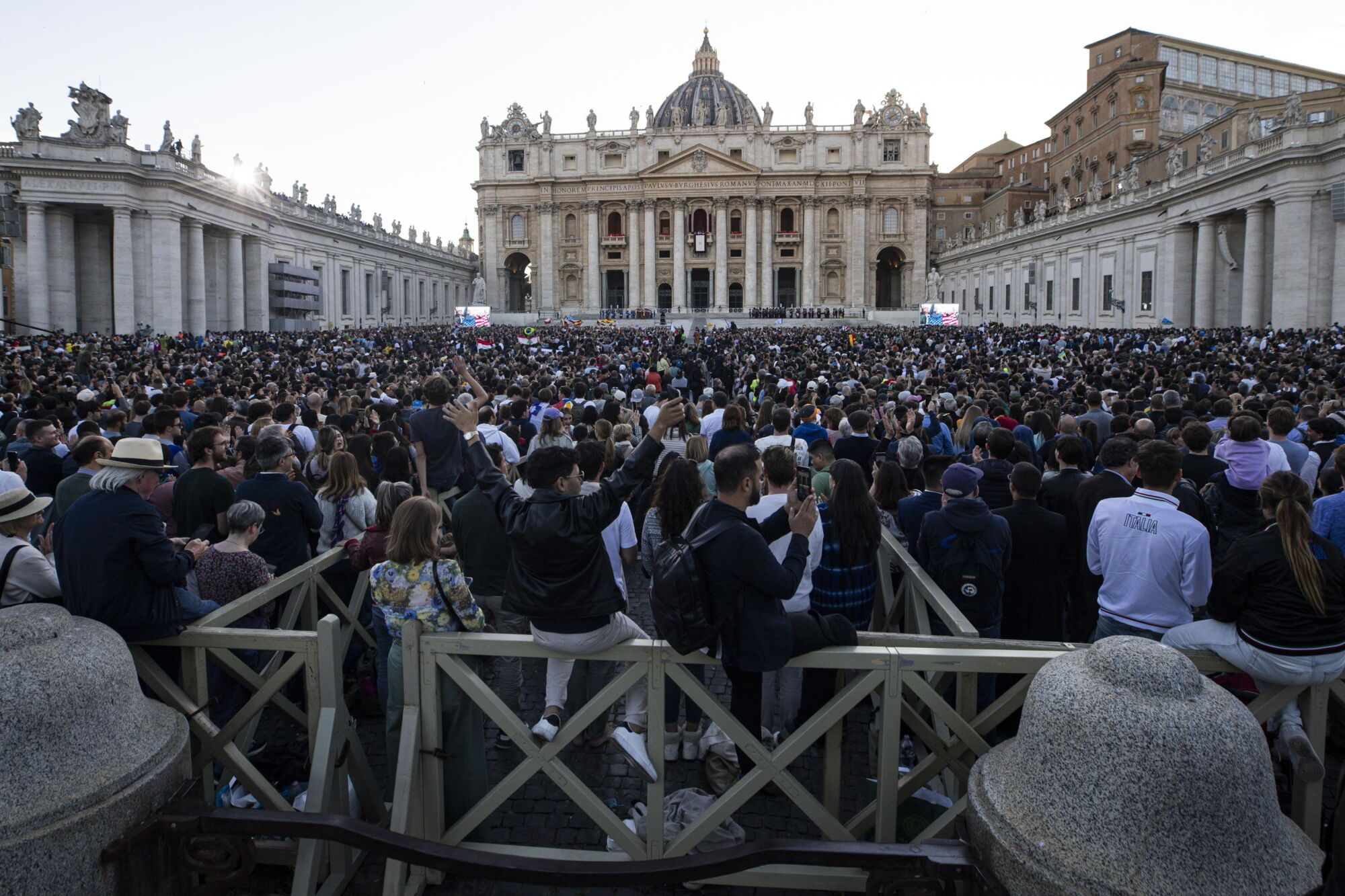 VATICAN CITY (Vatican City State (Holy See)), 08/05/2025.- Faithful watch in St. Peter's Square as newly elected Pope Leo XIV speaks from the central loggia of Saint Peter's Basilica, Vatican City, 08 May 2025. (Papa, Cardenal) EFE/EPA/ANGELO CARCONI
