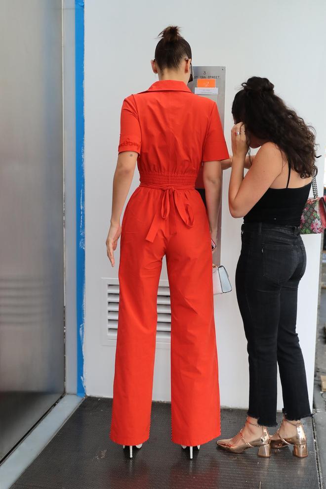 Bella Hadid con mono rojo en Nueva York