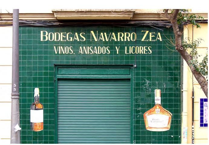 Los rótulos artesanales se resisten al olvido