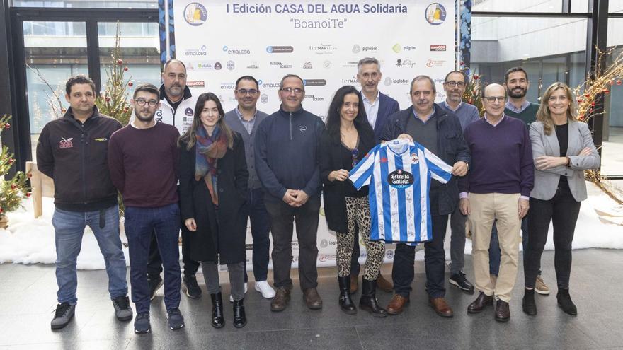 La concejala del Área de Benestar Social, Yoya Neira, y el concejal de Deportes, Manuel Vázquez, junto a los organizadores. |  // LOC