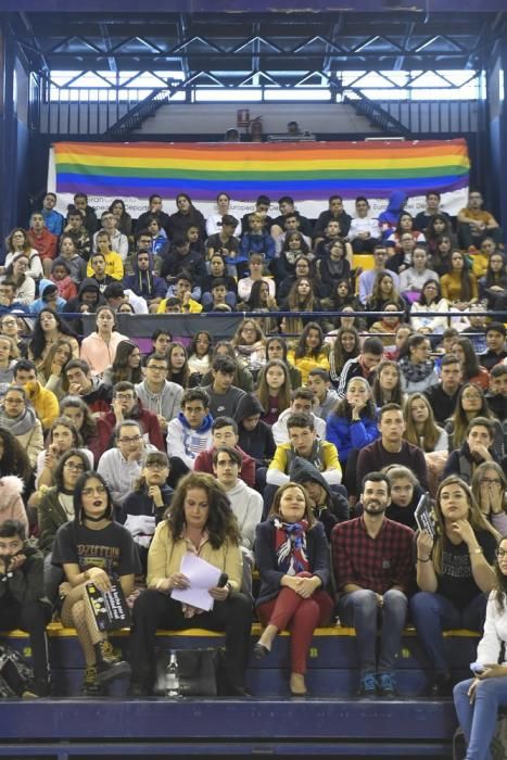 La diputada Carla Antonelli, con estudiantes de Secundaria en el Centro Insular de Deportes